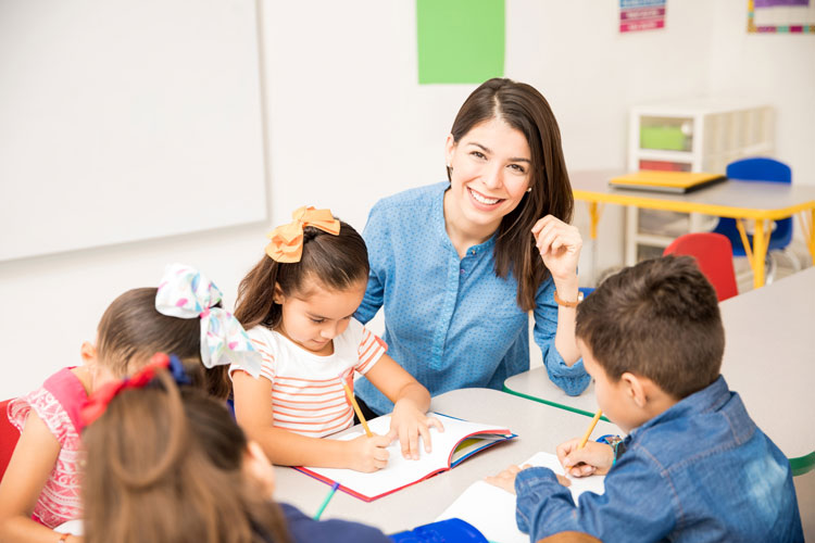A teacher aide help students